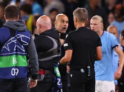 Guardiola tampak begitu geram dan mencak-mencak. Orsato dengan tenang meladeninya (Getty Images)