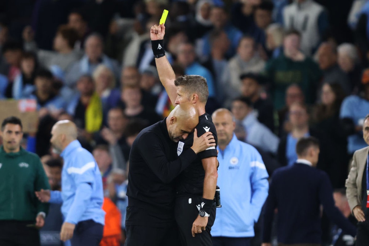 Drama Guardiola: Adu Bacot Sama Wasit, Dihukum Kartu, Peluk (Getty Images)