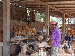 Harga Solar Naik, Keuntungan Perajin Kendang Sentul Blitar Makin Tipis