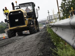 Tembus Rawa hingga Kebun Sawit, Begini Perawatan Tol Terpanjang di RI