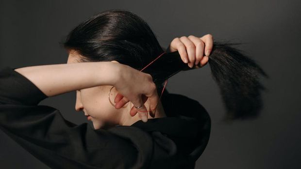 Perempuan mengikat rambut