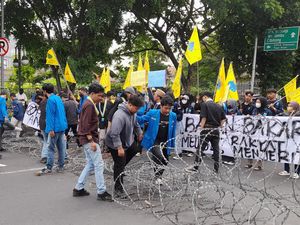 Demo BBM di Istana Bogor, Mahasiswa Terobos dan Rusak Kawat Duri Demo BBM di Istana Bogor, Mahasiswa Terobos dan Rusak Kawat Duri