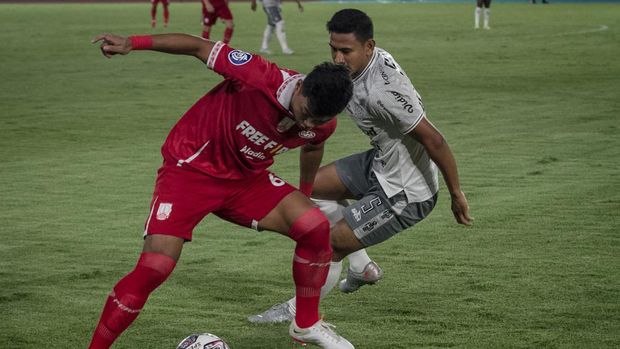 Pesepakbola Persis Solo Alfath Faathier (kiri) berebut bola dengan pesepakbola Bali United Haudi Abdillah (kanan) pada pertandingan BRI Liga I di Stadion Manahan, Solo, Jawa Tengah, Kamis (15/9/2022). ANTARA FOTO/Mohammad Ayudha/hp.