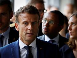 Momen Emmanuel Macron Beri Penghormatan untuk Ratu Elizabeth II Momen Emmanuel Macron Beri Penghormatan untuk Ratu Elizabeth II