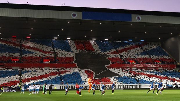 Sepak Bola - Liga Champions - Grup A - Rangers v Napoli - Ibrox, Glasgow, Skotlandia, Inggris - 14 September 2022 Fans mengibarkan bendera Union di tribun sebelum pertandingan menyusul kematian Ratu Elizabeth Inggris Action Images via Reuters/Lee Smith