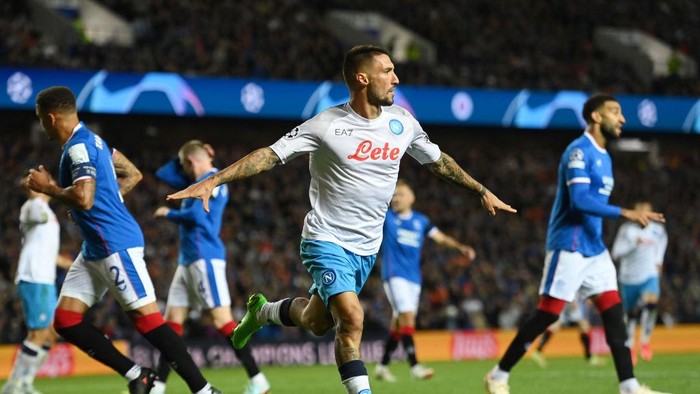 GLASGOW, SCOTLAND - SEPTEMBER 14: Matteo Politano of SSC Napoli celebrates after scoring their sides first goal during the UEFA Champions League group A match between Rangers FC and SSC Napoli at Ibrox Stadium on September 14, 2022 in Glasgow, Scotland. (Photo by Stu Forster/Getty Images)