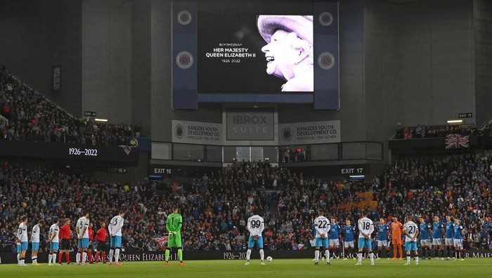 GLASGOW, SCOTLAND - SEPTEMBER 14: Players and spectators observe a minutes silence as LED boards around the stadium pay tribute to Her Majesty Queen Elizabeth II, who died at Balmoral Castle on September 8, 2022 prior during the UEFA Champions League group A match between Rangers FC and SSC Napoli at Ibrox Stadium on September 14, 2022 in Glasgow, Scotland. (Photo by Stu Forster/Getty Images)