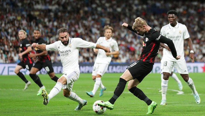 MADRID, SPAIN - SEPTEMBER 14: Timo Werner of RB Leipzig shoots whilst under pressure from Daniel Carvajal of Real Madrid during the UEFA Champions League group F match between Real Madrid and RB Leipzig at Estadio Santiago Bernabeu on September 14, 2022 in Madrid, Spain. (Photo by Gonzalo Arroyo Moreno/Getty Images)