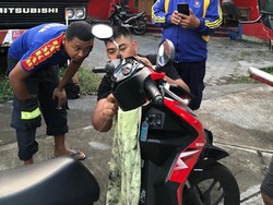 Hiii! Seekor Ular Tetiba Keluar dari Bodi Motor Warga di Klaten
