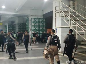 Ricuh Laga PSS Sleman Vs Persikabo, Suporter Lempar Batu ke Polisi