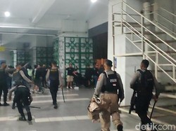Ricuh Laga PSS Sleman Vs Persikabo, Suporter Lempar Batu ke Polisi