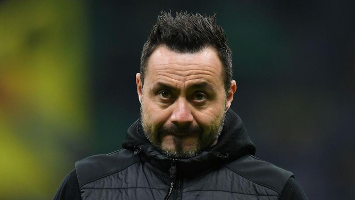 MILAN, ITALY - NOVEMBER 24: Roberto De Zerbi head coach of FC Shakhtar Donetsk looks on during the UEFA Champions League group D match between FC Internazionale and Shakhtar Donetsk at Giuseppe Meazza Stadium on November 24, 2021 in Milan, Italy. (Photo by Alessandro Sabattini/Getty Images)