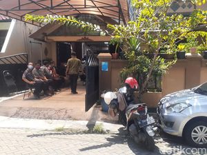 Tangis Istri PNS Semarang Saksi Korupsi Sambut Pelayat: Saya Harus Tegar Tangis Istri PNS Semarang Saksi Korupsi Sambut Pelayat: Saya Harus Tegar