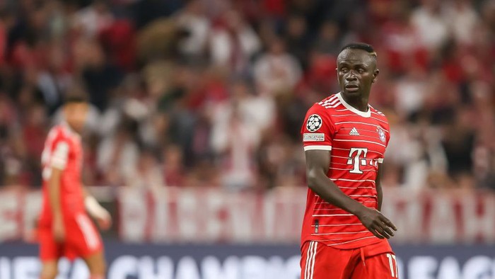 MUNICH, GERMANY - SEPTEMBER 13: Sadio Mane of Bayern Muenchen Looks on during the UEFA Champions League group C match between FC Bayern München and FC Barcelona at Allianz Arena on September 13, 2022 in Munich, Germany. (Photo by Harry Langer/DeFodi Images via Getty Images)