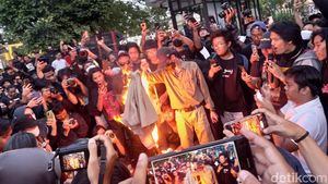 Detik-detik Jaket Almamater UGM Dibakar Saat Demo BBM di Jogja