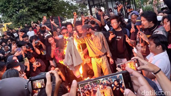 Detik-detik Jaket Almamater UGM Dibakar Saat Demo BBM di Jogja
