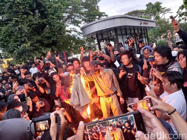 Detik-detik Jaket Almamater UGM Dibakar Saat Demo BBM di Jogja