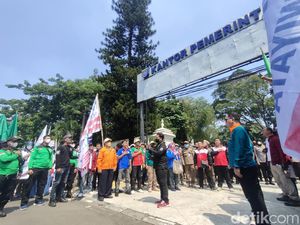 9 Federasi Buruh Sampaikan Tolak Harga BBM Naik ke Pemkot Depok 9 Federasi Buruh Sampaikan Tolak Harga BBM Naik ke Pemkot Depok