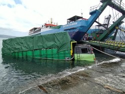 Hendak Naik Kapal di Pelabuhan Gilimanuk, Truk Nyemplung ke Laut