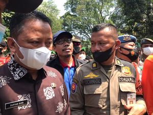 Sekda Depok Temui Massa Buruh, Janji Sampaikan Tuntutan ke Walkot Sekda Depok Temui Massa Buruh, Janji Sampaikan Tuntutan ke Walkot