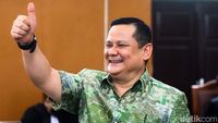 Senyum dan Jempol Irjen Napoleon Jelang Vonis Kasus Aniaya M Kace