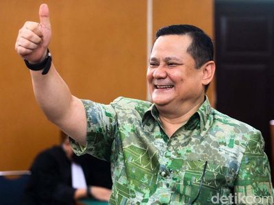 Senyum dan Jempol Irjen Napoleon Jelang Vonis Kasus Aniaya M Kace