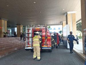 Damkar Gelar Simulasi Evakuasi Kebakaran di Balai Kota DKI