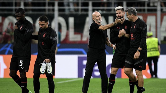MILAN, ITALY - SEPTEMBER 14: Head coach Stefano Pioli (3rd R) of AC Milan celebrates with Olivier Giroud (2nd R) of AC Milan at the end of the UEFA Champions League match AC Milan vs Dinamo Zagreb at San Siro Stadium in Milan, Italy on September 14, 2022 (Photo by Piero Cruciatti/Anadolu Agency via Getty Images)