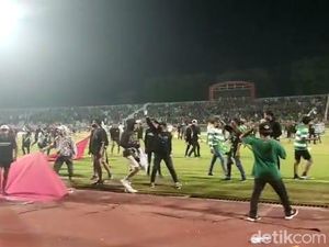 Persebaya Kalah, Suporter Kecewa hingga Ricuh di Lapangan