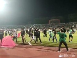 Persebaya Kalah, Suporter Kecewa hingga Ricuh di Lapangan