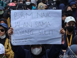 Survei Indikator Politik: 71,5% Warga Tak Setuju Kenaikan Harga BBM
