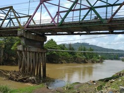 Tiang Penyangga Jembatan Baru di Kota Banjar Patah