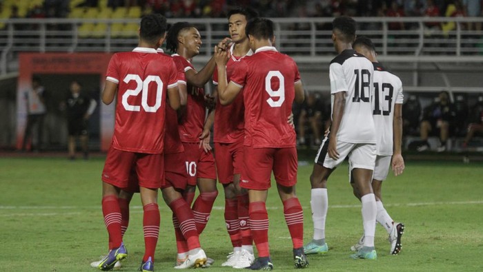 Pemain tim U-20 Indonesia Hokky Caraka Brilliant (nomor punggung 9) melakukan selebrasi bersama rekannya usai mencetak gol saat menghadapi tim U-20 Timor-Leste pada pertandingan kualifikasi Piala Asia U-20 2023 Grup F di Stadion Gelora Bung Tomo, Surabaya, Jawa Timur, Rabu (14/9/2022). Tim U-20 Indonesia berhasil mengalahkan tim U-20 Timor-Leste dengan skor akhir 4-0. ANTARA FOTO/Moch Asim/foc.