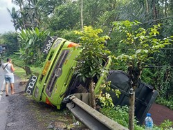 Jalan Mundur, Truk Muat 25 Ton Pasir Terguling di Kerambitan Tabanan