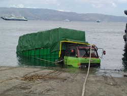 Detik-detik Truk Diduga Rem Blong Nyemplung ke Laut Pelabuhan Gilimanuk