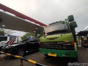 Ngeri! Truk Tiba-tiba Mundur di SPBU Depok, Tabrak Mobil hingga Atap SPBU