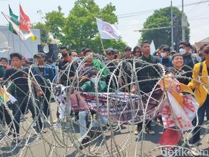 Demo Tolak Harga BBM di Lampung Memanas, Mahasiswa Rusak Pagar Duri