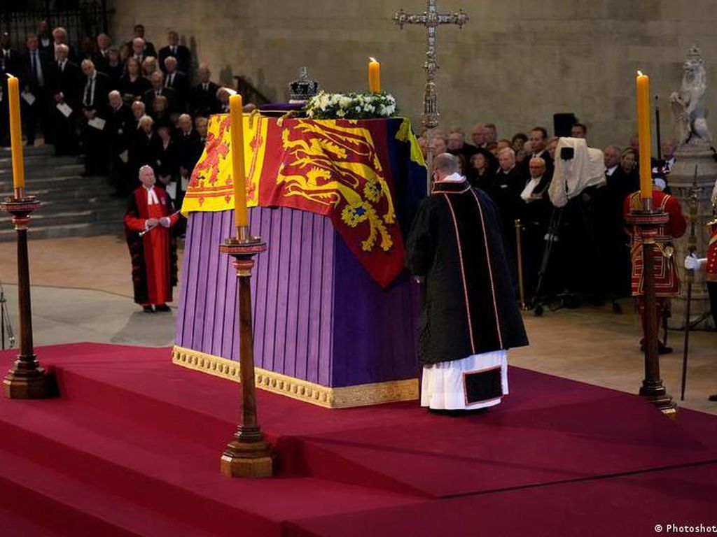 Aksi Pasukan Prajurit Latihan Upacara Pemakaman Ratu Elizabeth II