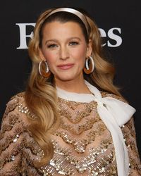 7 Potret Blake Lively Tampil Perdana Pamer Perut Buncit Hamil Anak Ke-4