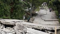 Jalan Beton di Bogor Ini Rusak, Patah dan Ambles gegara Tanah Bergerak