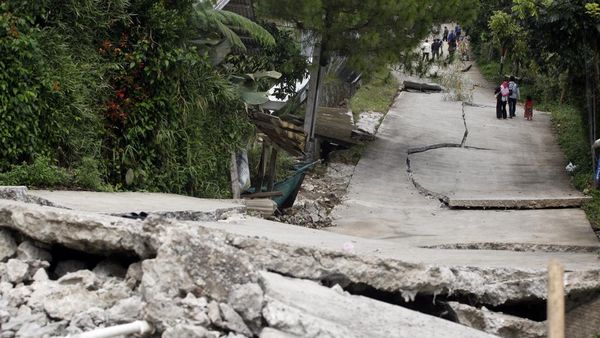 Jalan Beton di Bogor Ini Rusak, Patah dan Ambles gegara Tanah Bergerak