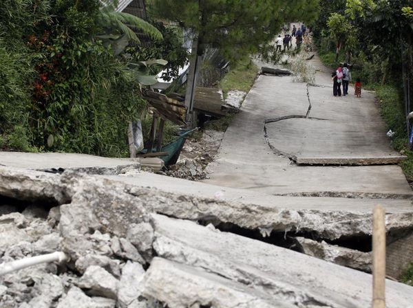 Jalan Beton di Bogor Ini Rusak, Patah dan Ambles gegara Tanah Bergerak
