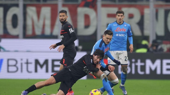 MILAN, ITALY - DECEMBER 19: Piotr Zielinski of SSC Napoli dispossesses Sandro Tonali of AC Milan during the Serie A match between AC Milan and SSC Napoli at Stadio Giuseppe Meazza on December 19, 2021 in Milan, Italy. (Photo by Jonathan Moscrop/Getty Images)