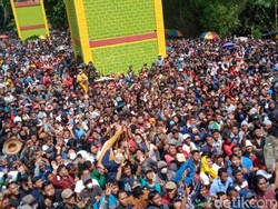 Meriah! Ribuan Orang Hadiri Sebaran 6 Ton Apem Yaqowiyu di Klaten