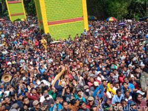 Meriah! Ribuan Orang Hadiri Sebaran 6 Ton Apem Yaqowiyu di Klaten Meriah! Ribuan Orang Hadiri Sebaran 6 Ton Apem Yaqowiyu di Klaten