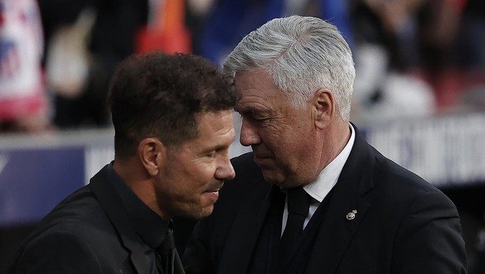 MADRID, SPAIN - MAY 8: Coach of Atletico Madrid Diego Simeone (L) and Coach of Real Madrid Carlo Ancelotti (R) greet each other before the La Liga week 35 match between Atletico Madrid and Real Madrid at Metropolitano Stadium in Madrid, Spain on May 8, 2022. (Photo by Burak Akbulut/Anadolu Agency via Getty Images)