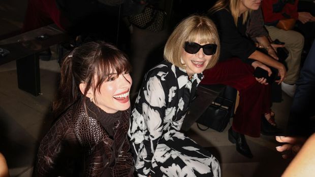 Anne Hathaway (L) and Anna Wintour attend the Michael Kors SS23 runway show at Highline Stages on September 14, 2022 in New York, NY. Credit: Rebecca Smeyne for WWD. (Photo by Rebecca Smeyne/WWD via Getty Images)