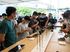 Ratusan Orang Rela Menginap di Depan Mal demi iPhone 14