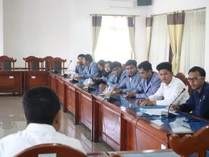 Datangi DPRD Buleleng, Aliansi BEM Bali Utara Tolak Kenaikan BBM Datangi DPRD Buleleng, Aliansi BEM Bali Utara Tolak Kenaikan BBM