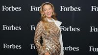 7 Gaya Blake Lively Perdana Pamer Baby Bump, Hamil Anak Ke-4